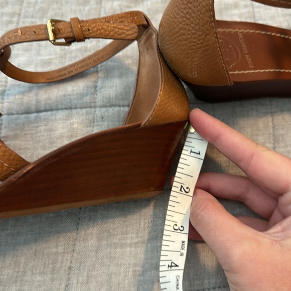 Tory Burch Chandler wedge 9.5 tan - Picture 7 of 7